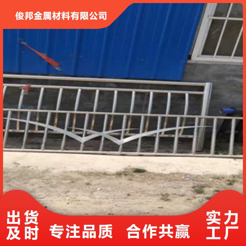不銹鋼碳素鋼復(fù)合管護(hù)欄現(xiàn)貨熱銷