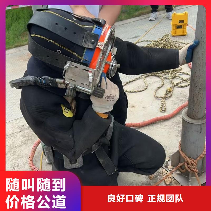 水下探測專注、用心