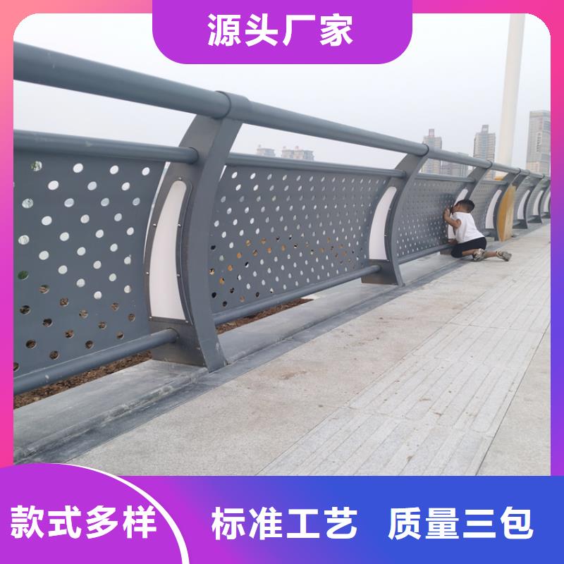 Q235B橋梁防撞護(hù)欄色彩鮮亮表面光潔展鴻護(hù)欄廠家有誠信