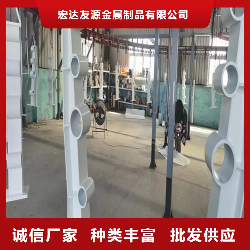 儋州市Q355D噴氟碳漆護欄產品美觀大方