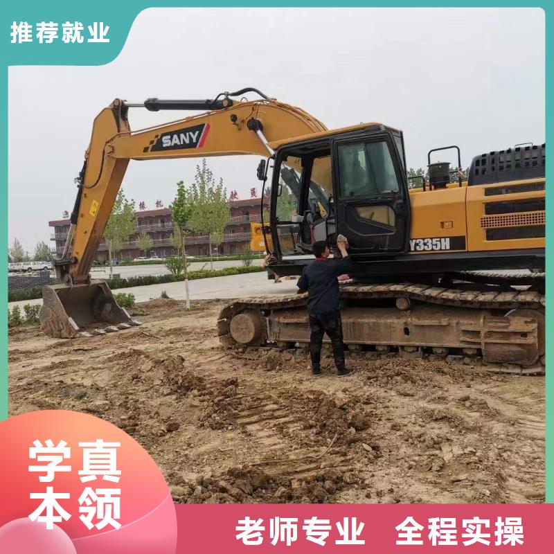 想輕松找月工資過萬的工作去虎振學校學開挖掘機