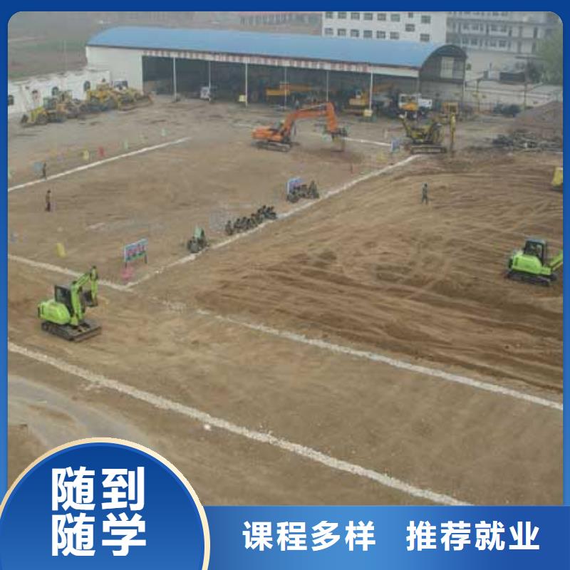 想輕松找月工資過萬的工作去虎振技校學鉤機挖掘機駕駛