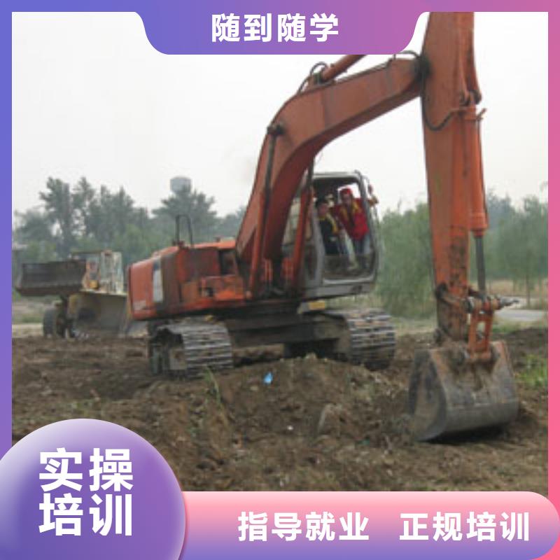 想輕松找月工資過萬的工作去虎振技校學鉤機挖掘機駕駛