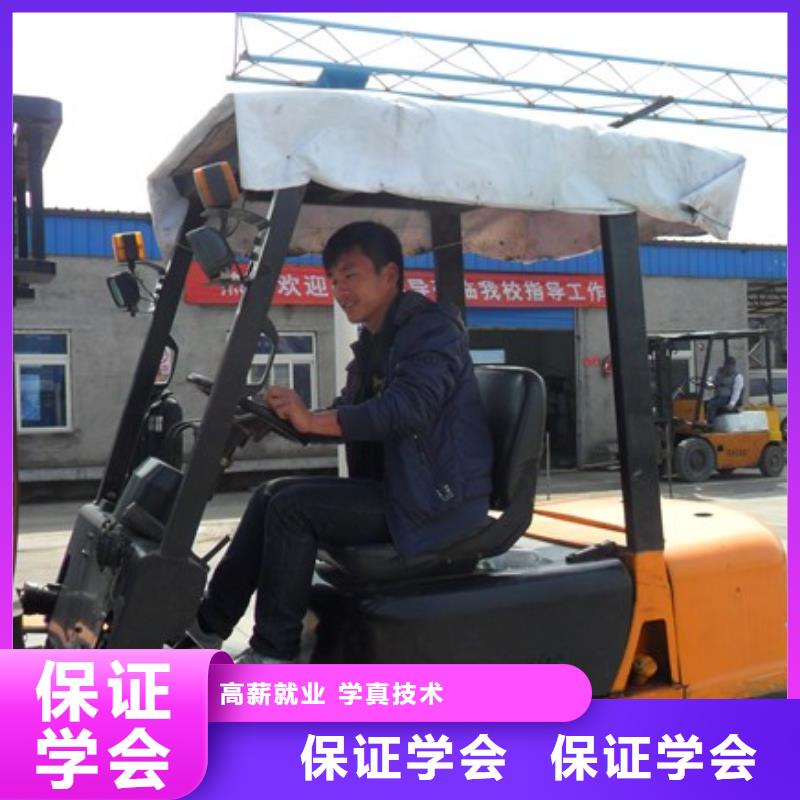叉車培訓(xùn)課程虎振叉車操作學(xué)校校企共建