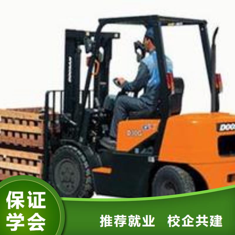 叉車培訓(xùn)課程虎振叉車操作學(xué)校校企共建