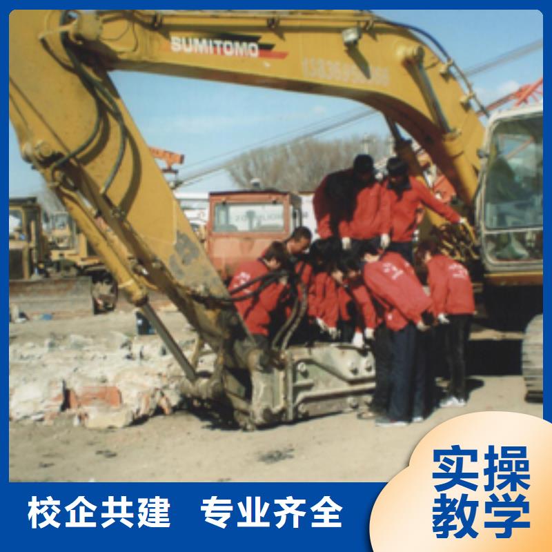 挖掘機(jī)操作-虎振學(xué)校報(bào)名地址技能+學(xué)歷