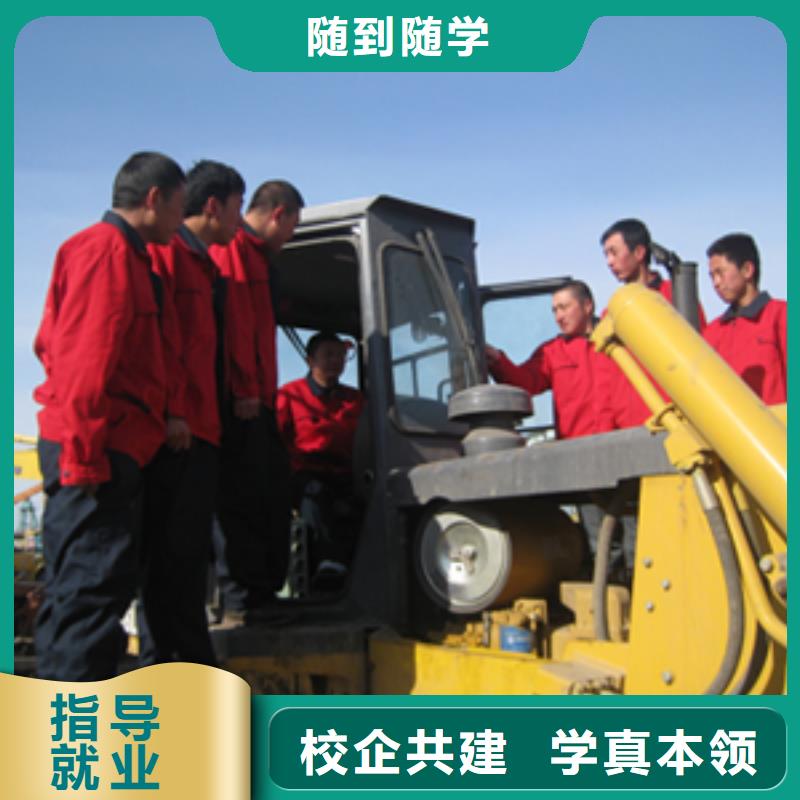 學挖掘機操作必選虎振技校怎么報名