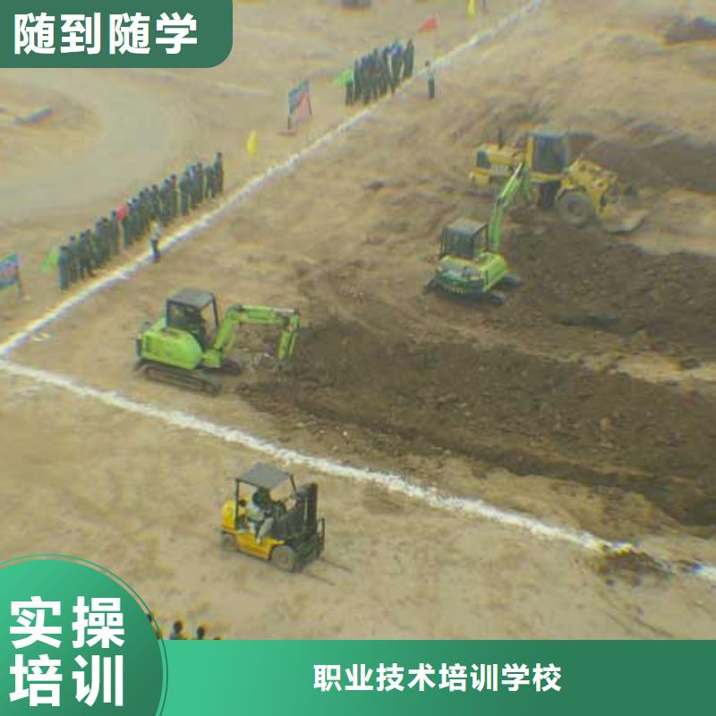 挖掘機鉤機學校招生簡章|學開挖掘機去哪里報名|辦學正規(guī)的挖掘機學校