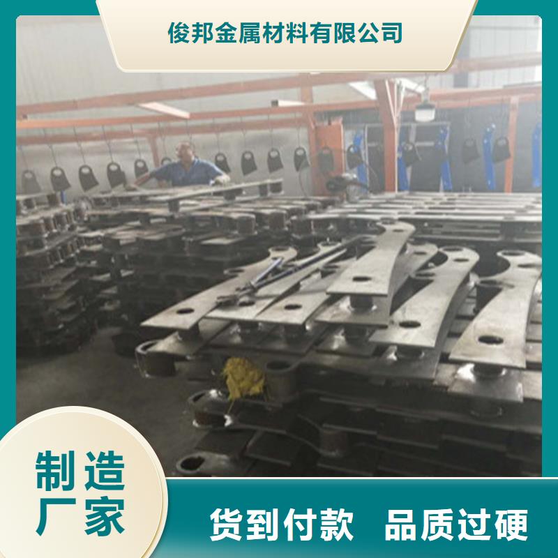 不銹鋼復(fù)合管隔離護(hù)欄廠家-專心做產(chǎn)品