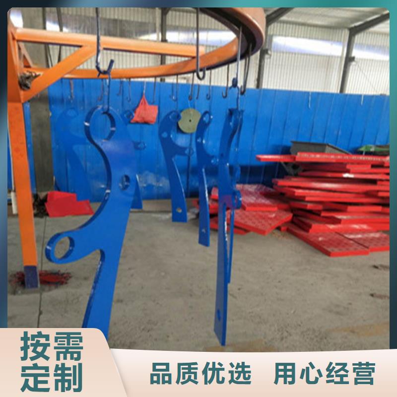 不銹鋼復(fù)合管隔離護(hù)欄廠家-專心做產(chǎn)品