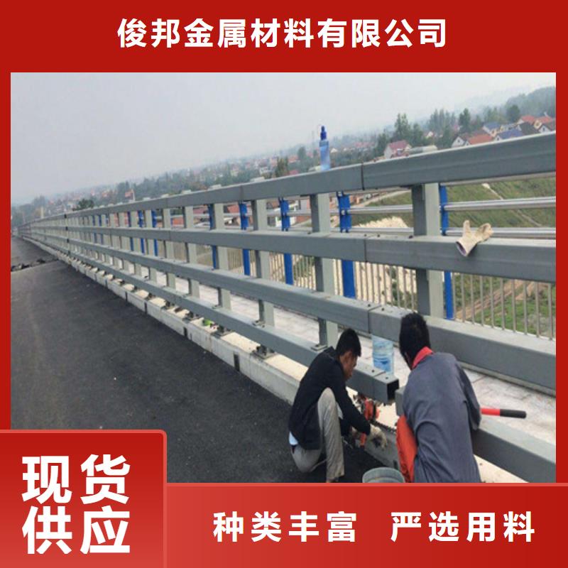 橋梁防撞護(hù)欄柱子工廠實(shí)拍