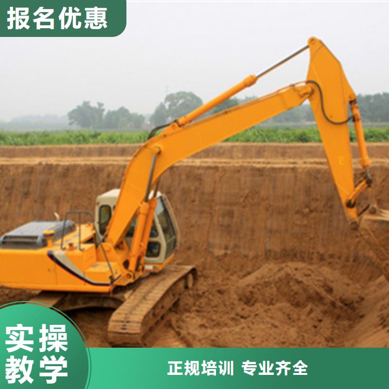 學(xué)鉤機(jī)駕駛員的學(xué)校|哪里有學(xué)開挖掘機(jī)的學(xué)校|