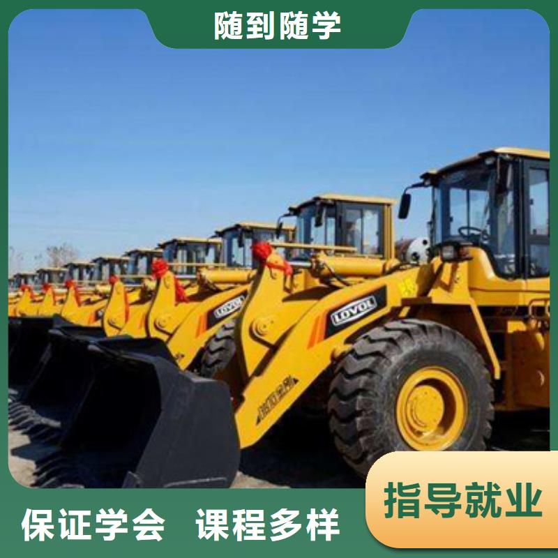 學(xué)挖掘機(jī)虎振學(xué)校好不好鉤機(jī)駕駛學(xué)校學(xué)費(fèi)多少