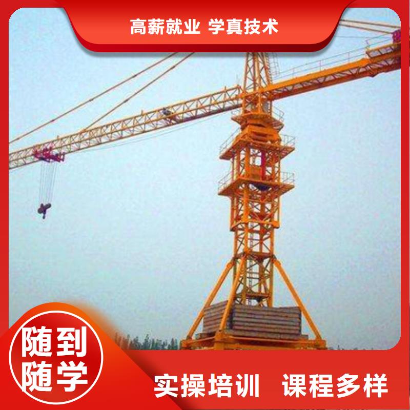 虎振學挖掘機學費多少錢哪能學挖掘機挖溝機駕駛