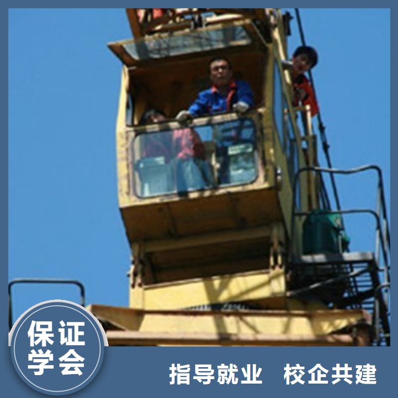 阜平挖掘機(jī)挖鐃機(jī)選哪個(gè)技校挖掘機(jī)挖溝機(jī)學(xué)校排行榜