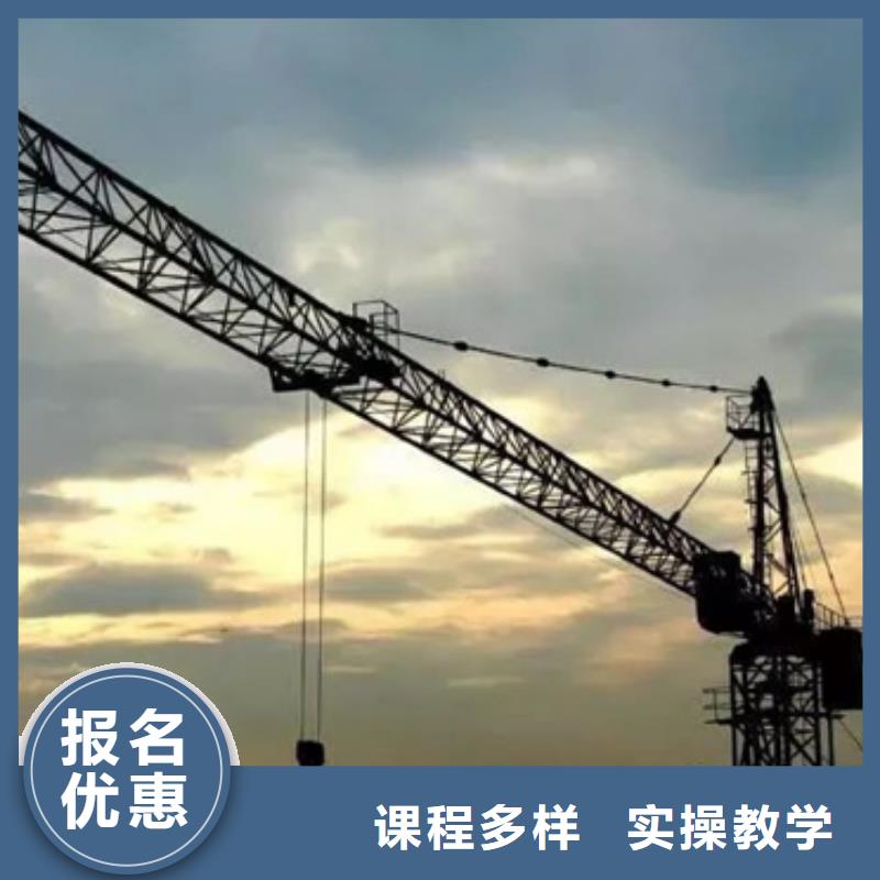 哪個駕校培訓裝載機鏟車場地大車輛多上機時間長