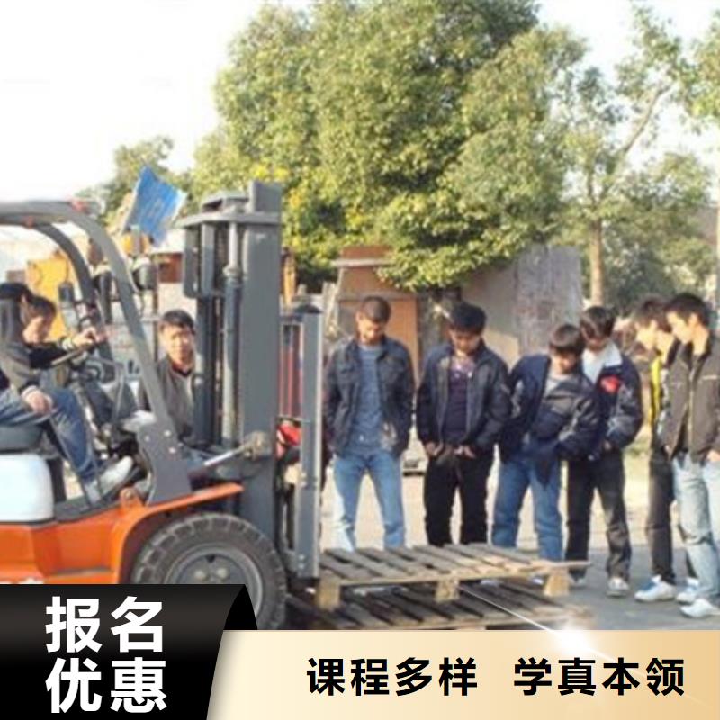 哪個駕校培訓裝載機鏟車場地大車輛多上機時間長