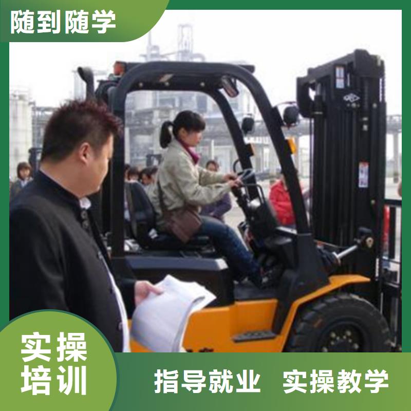 哪個駕校培訓裝載機鏟車場地大車輛多上機時間長