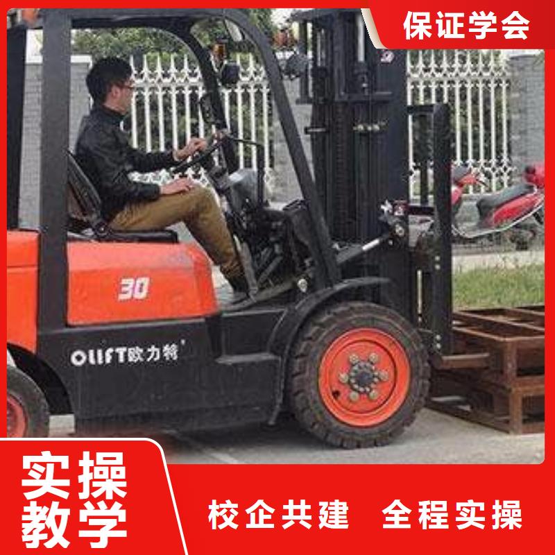 學裝載機學費多少錢設(shè)備新場地大