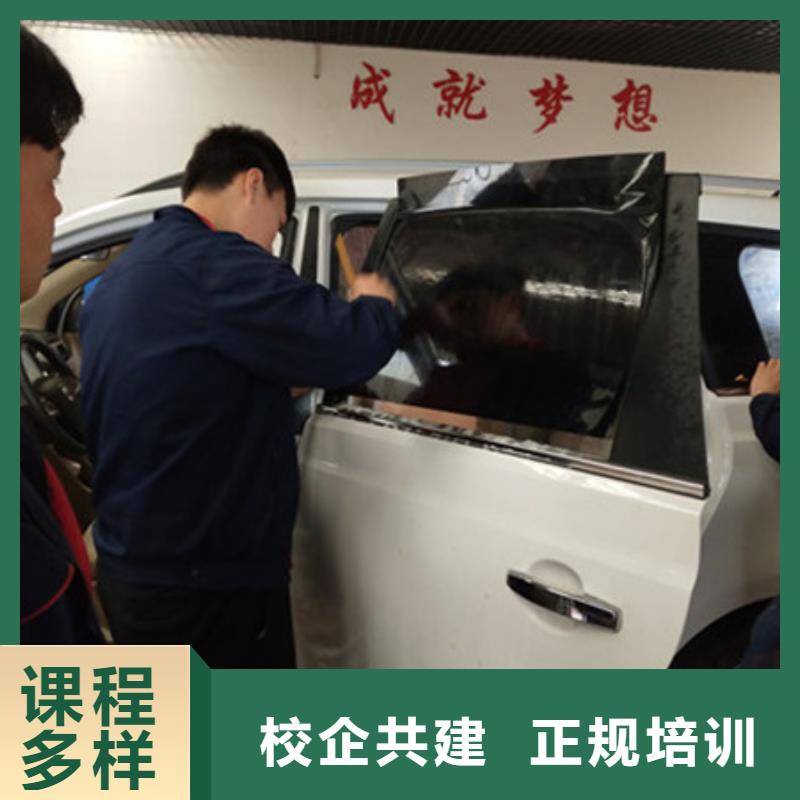 哪個(gè)技校能學(xué)汽車美容裝具學(xué)汽車鈑金噴漆學(xué)費(fèi)多少錢場(chǎng)地大設(shè)備新