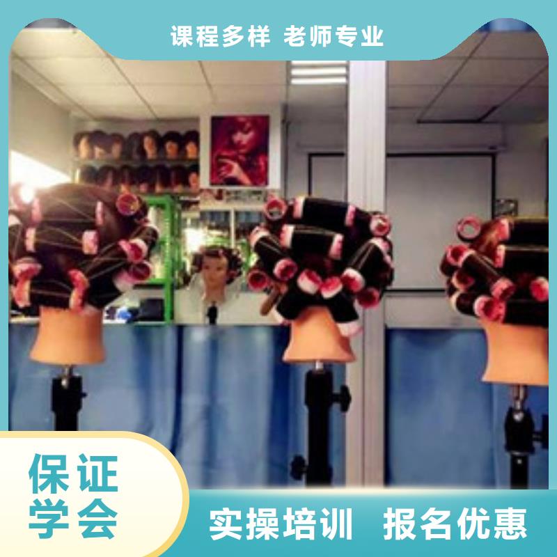 能學(xué)理發(fā)的技校有哪些入學(xué)簽訂合同保障就業(yè)