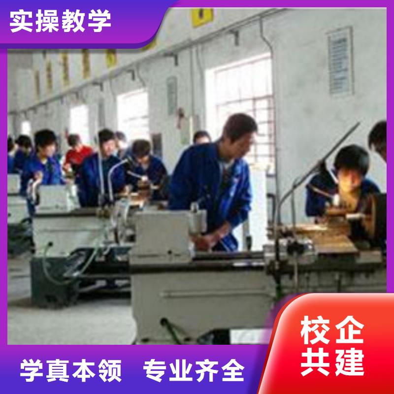 天天上機操作的數(shù)控學(xué)校初中畢業(yè)學(xué)什么技術(shù)好