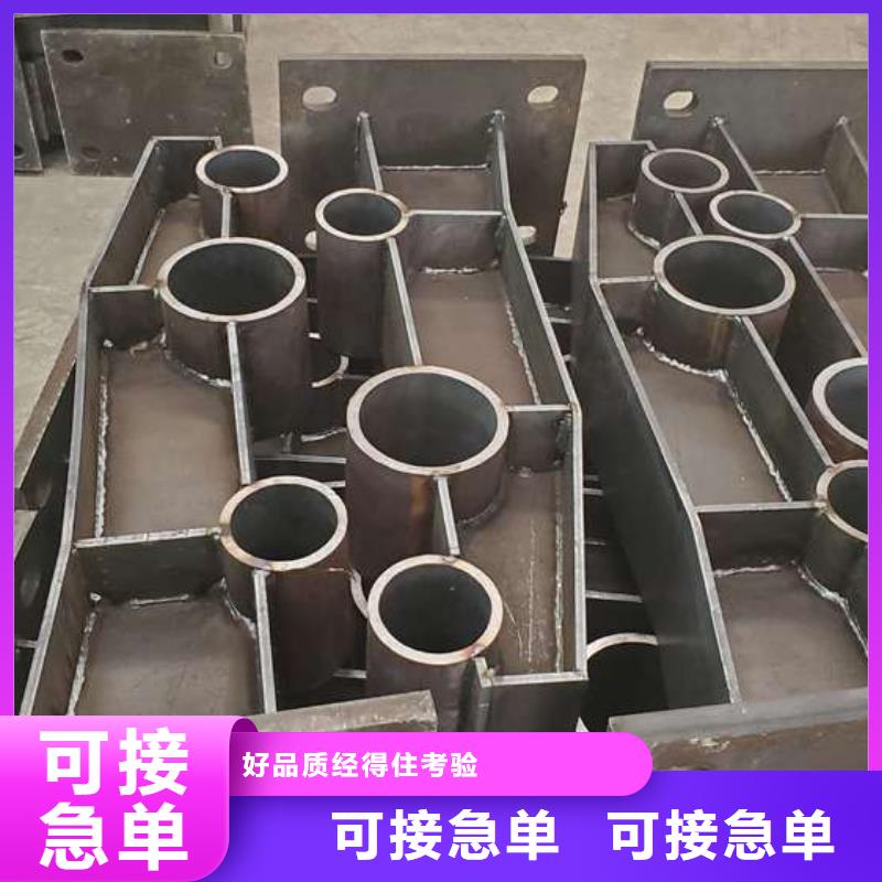 防撞護(hù)欄上的鋼管欄桿距您較近