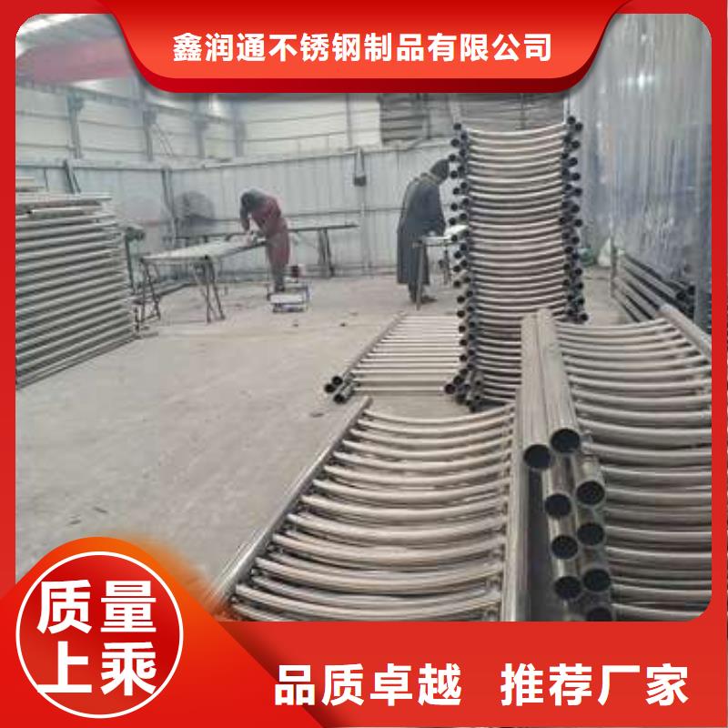 公路防撞護欄來廠參觀