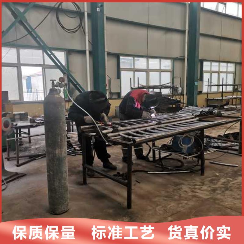 專注制造燈光防撞護欄廠家
