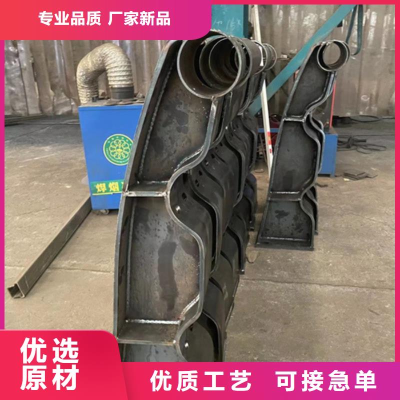 有現(xiàn)貨的不銹鋼復(fù)合管欄桿實(shí)體廠家