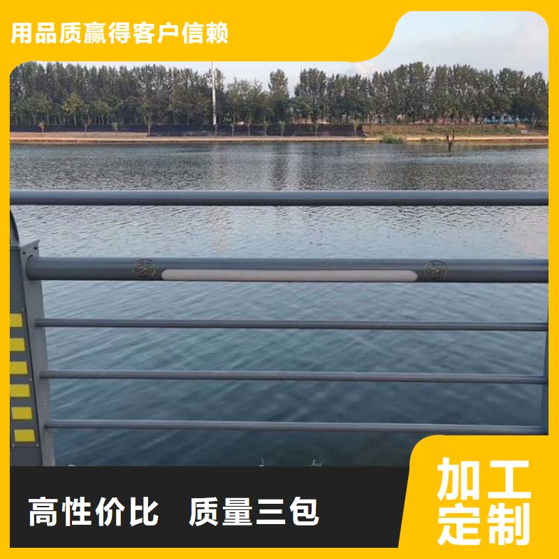 河道護(hù)欄鋼背木護(hù)欄廠家案例