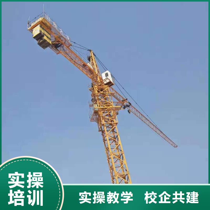 挖掘機(jī)培訓(xùn)學(xué)校哪個(gè)學(xué)校能學(xué)開(kāi)挖掘機(jī)鏟車(chē)叉車(chē)就業(yè)