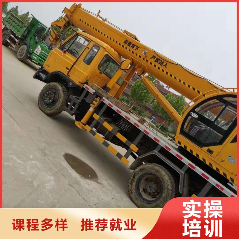 挖掘機(jī)培訓(xùn)學(xué)校哪個(gè)學(xué)校能學(xué)開(kāi)挖掘機(jī)鏟車(chē)叉車(chē)就業(yè)