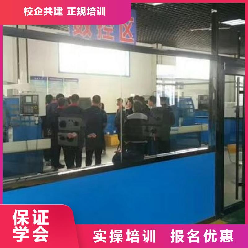 數控學校哪個學校能學開挖掘機鏟車叉車就業前景好