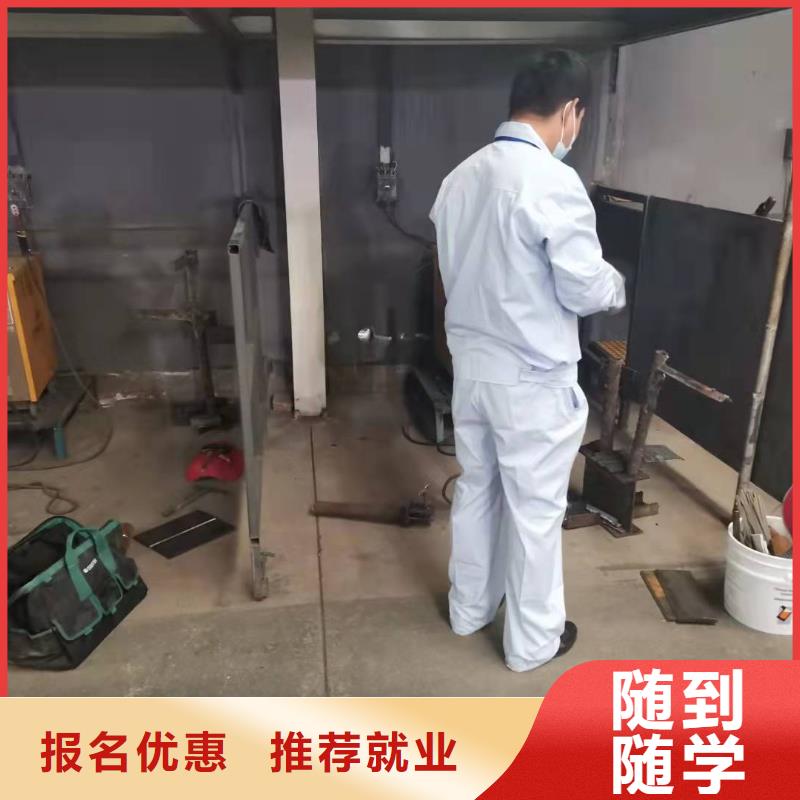 焊工學(xué)校虎振挖掘機怎么樣就業(yè)前景好