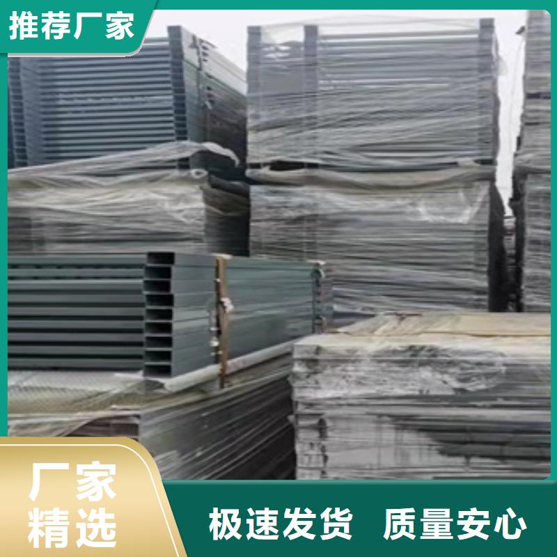 熱鍍鋅噴塑防撞鋼管護欄品質(zhì)有保障