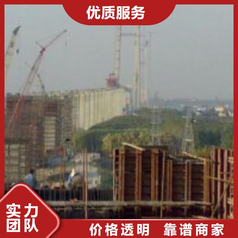 潛水員水下堵漏施工團隊水里面