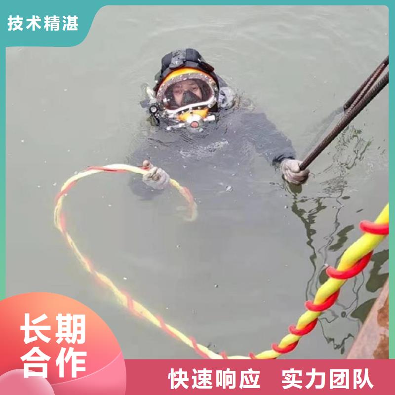 在泥水中潛水蛙人-自主研發