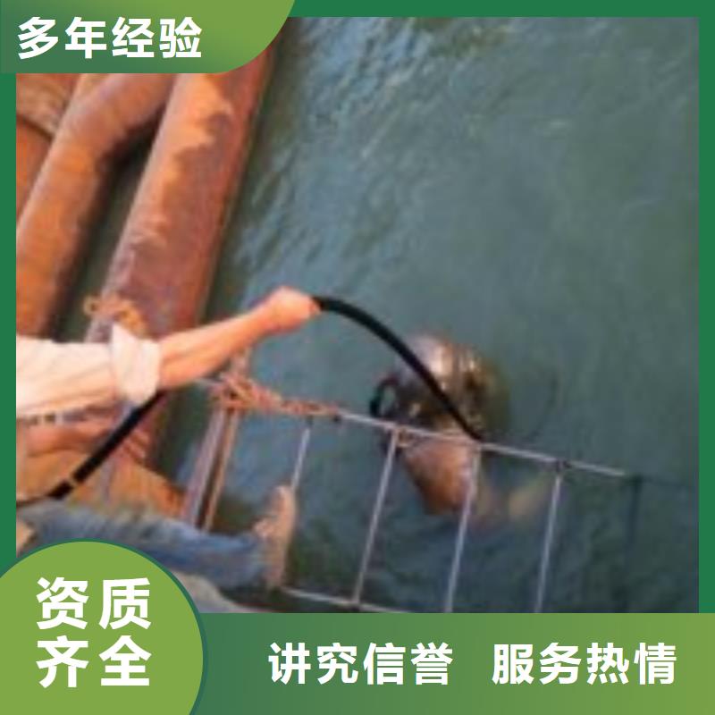 潛水員水中拍照