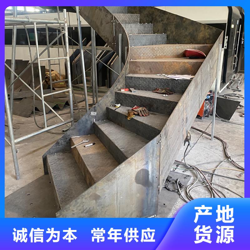 復式室內中柱旋轉樓梯定制你的樓梯