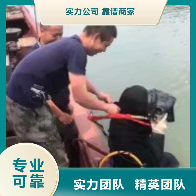 污水池中潛水員打撈