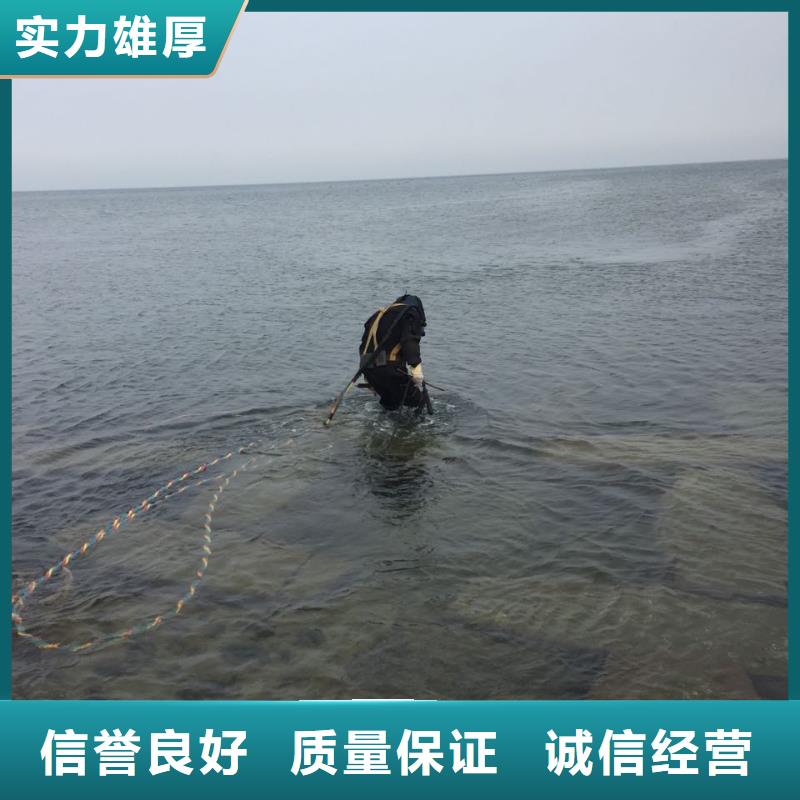 潛水員水下作業隊伍