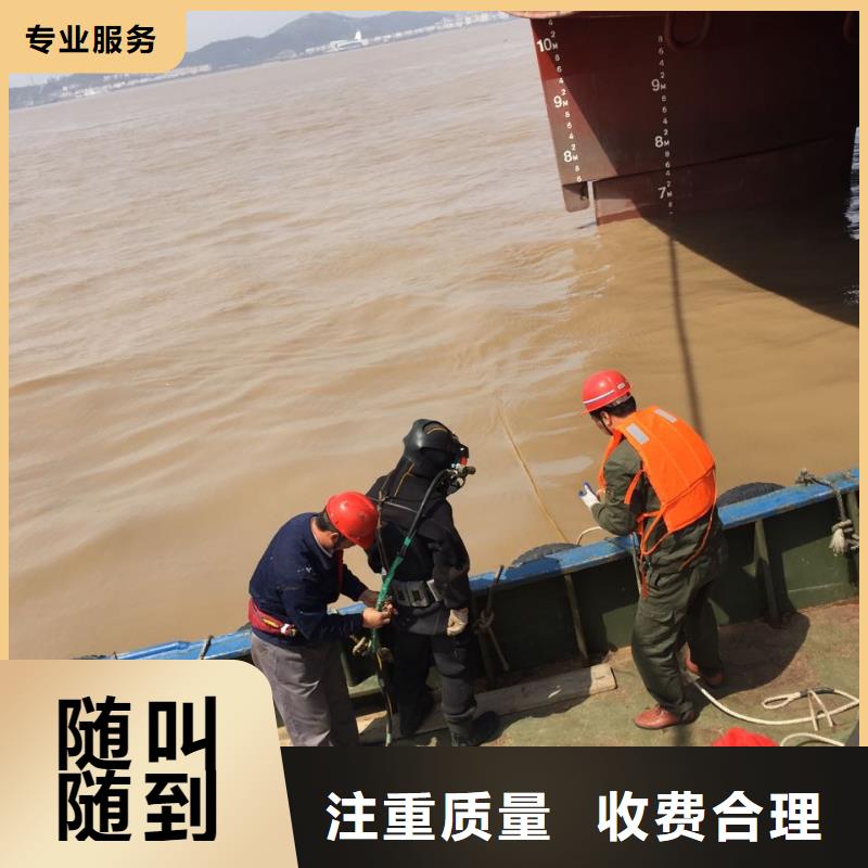 潛水員水下作業隊伍