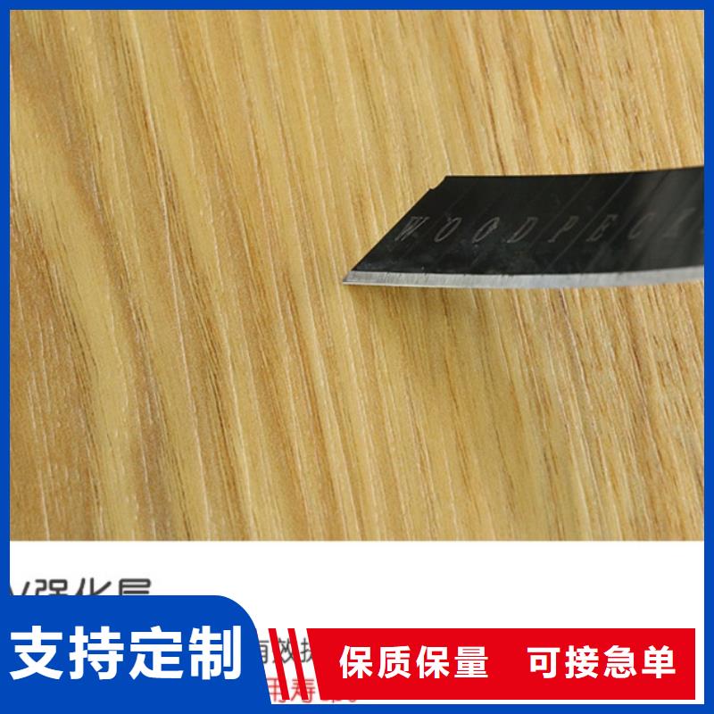 SPC石塑地板竹炭供擠木飾面大量現(xiàn)貨供應(yīng)
